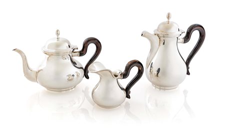 Teiera, caffettiera e lattiera con manico in legno ebanizzato, XX secolo...