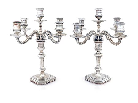 Coppia di candelabri a cinque luci a doppio uso stelo poliedrico su piede...