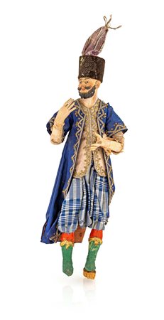 Orientale calvo con codino, baffi, barba e cappello gilet ricamato e lunga...