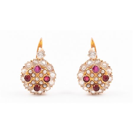 ORECCHINI in oro giallo 9 KT con rubini, zaffiri bianchi