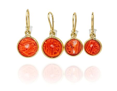 Due coppie di orecchini in oro e corallo Oro giallo 750/000. Peso complessivo...