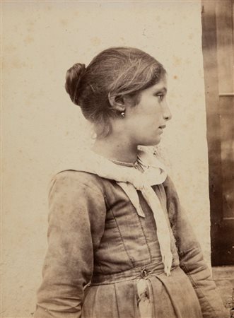 Baron Wilhelm von Gloeden (attribuito a) (1856-1931)  - Ritratto di giovane popolana Siciliana, 1890s