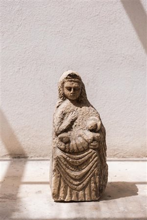 Madonna con bambino in pietra di Siracusa, XV secolo 58x28x21,5 cm