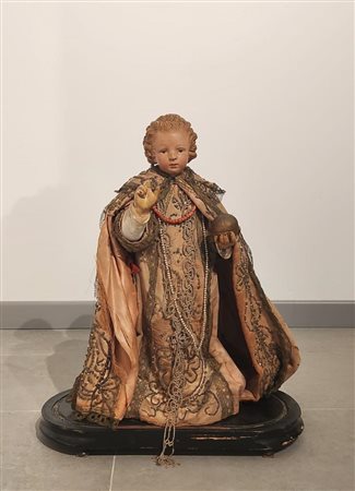 Bambinello in terracotta con vesti con intarsi e collana in corallo 51x40 cm