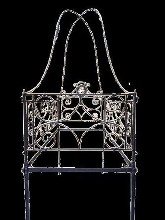 Lettino in ferro battuto con lumeggiature in oro antico e dipinto coevo su...