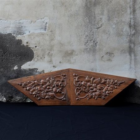 Pannello ligneo in noce con decoro fitomorfo 54x178 cm, larghezza inferiore...