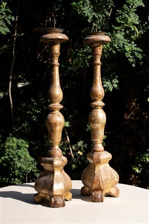 Coppia di candelabri lignei, XIX secolo H 80 cm