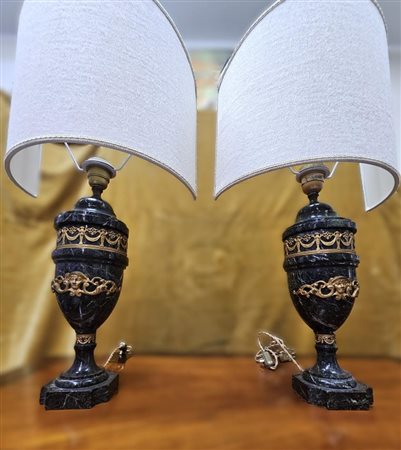 Coppia di abatjour in marmo verde delle alpi e decorazioni in bronzo dorato,...