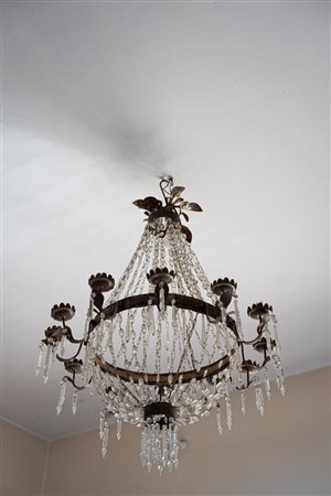 Lampadario umbro Ninfa in ferro battuto e lamierino a 12 braccia del 700...