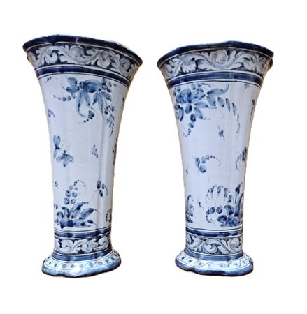 Coppia di vasi firmati Cantagalli con decorazione florale, Fine XIX secolo H...