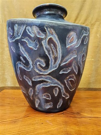 vaso Lam Lee in terracotta con decori scolpiti a mano nei toni del bruno...