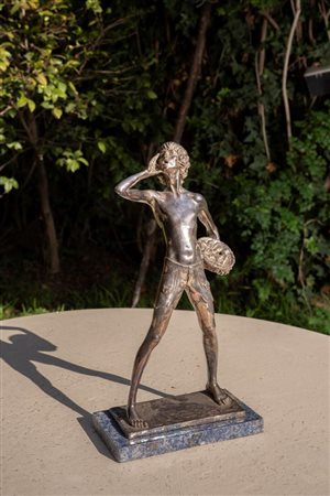 Statua raffigurante giovane pescatore H. 36x20 In lamina di argento 925 su...