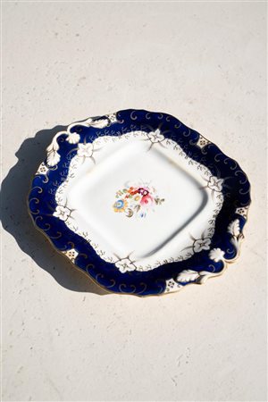 Piatto inglese da dolce con motivi floreali, Inizio XIX secolo 126x122,5 cm