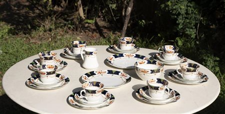 Set inglese da thè Milcrove F.J.J. per 8, XIX secolo Composto da 8 tazze, una...
