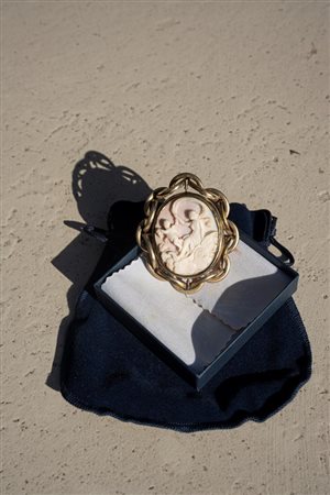 Antico cammeo inglese, XIX secolo 6x8 cm Montatura in lega e conchiglia con...