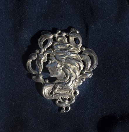 Spilla liberty raffigurante volto femminile e fiori 6x5 cm In lega argentata