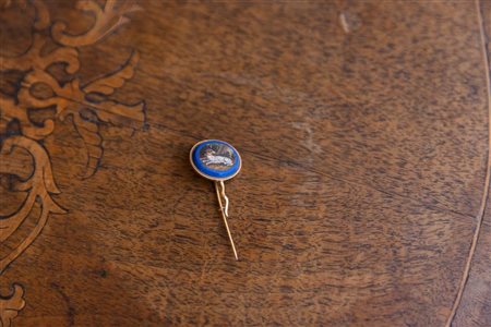 Spillino in oro basso titolo e micromosaico raffigurante cane Gr 2.5