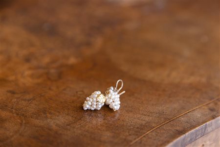 Orecchini in oro a grappolo d’uva con microperle di fiume Gr 5.5