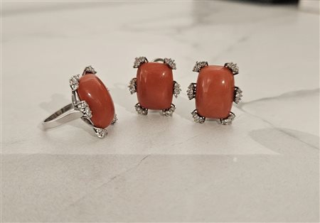 Parure anello e orecchini in corallo Struttura in oro 18kt e brillantini....
