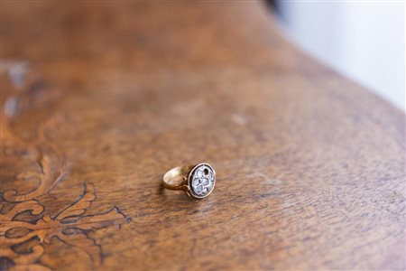 Anello fine 800 oro basso titolo e argento diamanti Manca un diamante