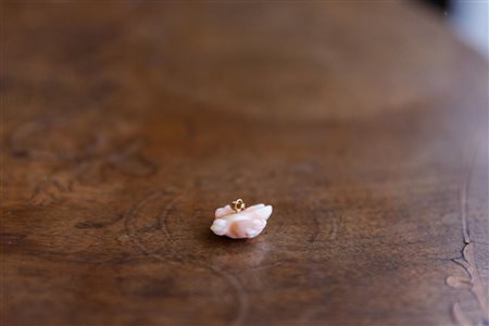 Ciondolo in oro 18 k con colomba corallo Gr 2.7