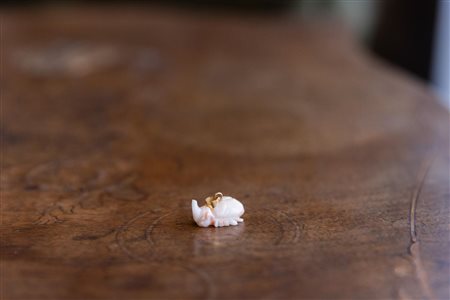 Ciondolo in oro 18 k con scarabeo corallo Gr 3.2