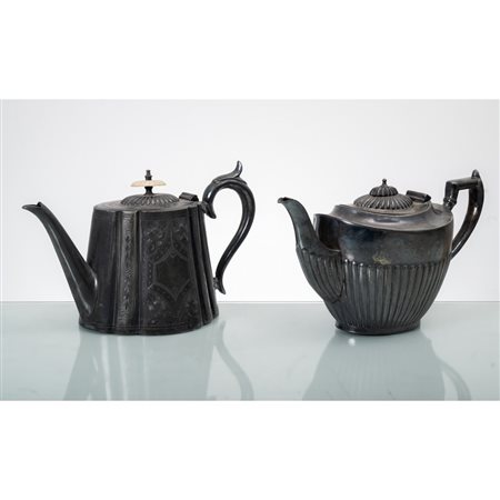 MANIFATTURA INGLESE DEL XIX SECOLO, Due teiere