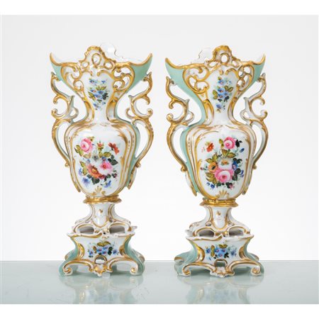 MANIFATTURA FRANCESE DEL XIX SECOLO, Coppia di vasi