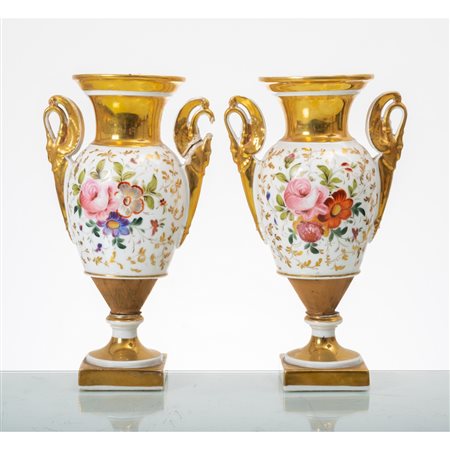 MANIFATTURA FRANCESE DEL XIX SECOLO, Coppia di vasi