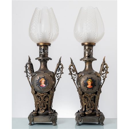 MANIFATTURA FRANCESE DEL XIX SECOLO, Coppia di lumi