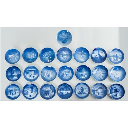 COPENAGHEN, Collezione di ventidue piatti in porcellana