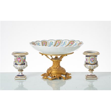 ALZATA E DUE PICCOLI VASI