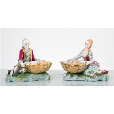 COPPIA DI PICCOLE SCULTURE in porcellana