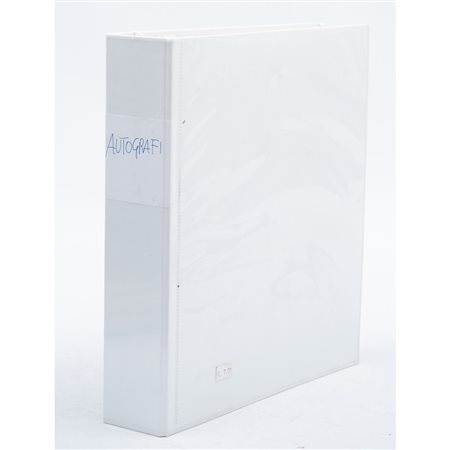 UN RACCOGLITORE DI AUTOGRAFI E BIGLIETTI DA VISITA