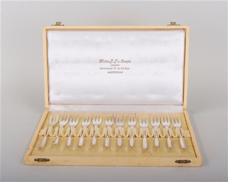A set of 12 pastry forks in a box.