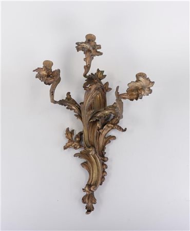 A three-armed bronze wall applique Louis Seize style.Hoogte 39 cm.