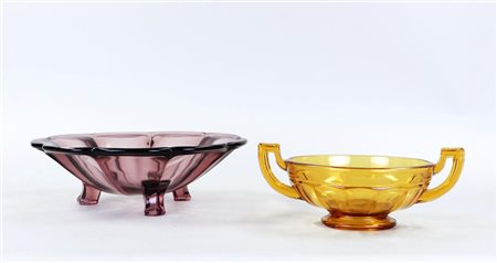 A lot consisting of two glass bowls on foot. The first amber, the second purple.