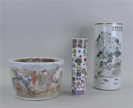 A lot of porcelain consisting of a cahcepot and two brush pots. China,...