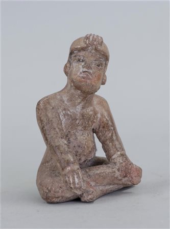A terracotta istuva hahmo figure. Mexico, 800 BC.8 x 6 cm.