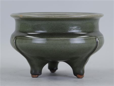 A green celadon 3-legged incense burner. China, 19th century,11 x 16 cm.