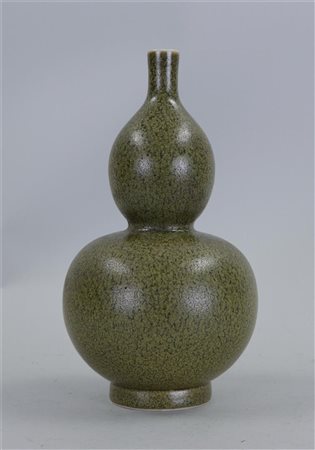 A green glazed gourd vase, marked Qianglong. China, 19/20th century.H. 24 cm.