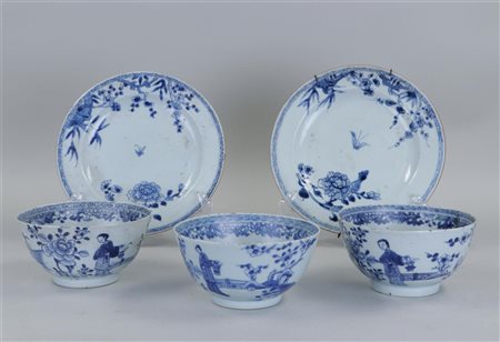 A lot consisting of three cupboard bowls and two plates. China, 18th century....