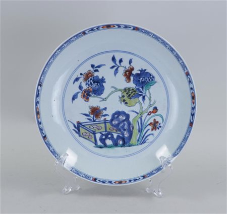 A porcelain wucai dish with floral decoration. China, 18th century.Diam. 27 cm.