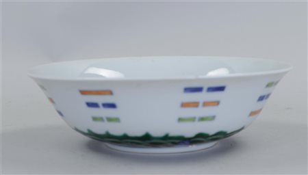 A porcelain doucai bowl, marked Guangxu. China, 20th century.Diam. 21 cm.