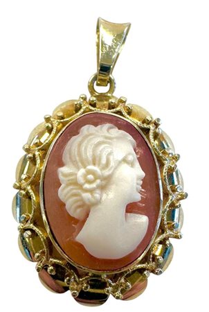 14 kt yellow gold pendant set with an oval cameo. Dimensions: 33.4 mm x 19.3...