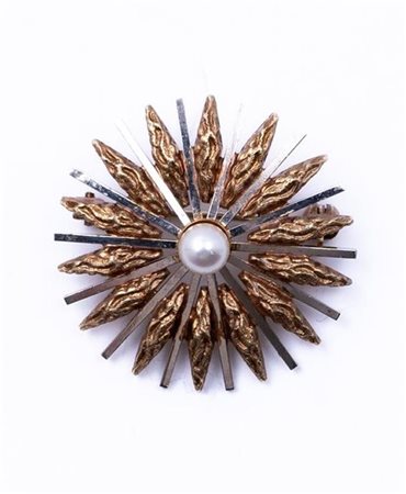 9kt Bicolor gold brooch set with imitation pearl. Weight: 7.95 grams Hallmark...