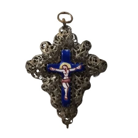  
Ciondolo a forma di croce in filigrana d'argento e smalti. Probabilmente Francia, XIX secolo.  
 