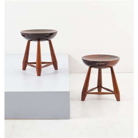 SERGIO RODRIGUES, Coppia di sgabelli modello “Mocho”