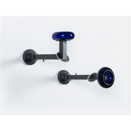 ETTORE SOTTSASS, Coppia di lampade da parete modello “Artos”