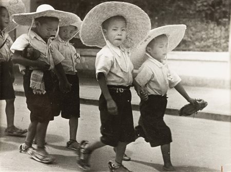 Robert Capa 1913-1954 Chinese War Orphans stampa alla gelatina ai sali...